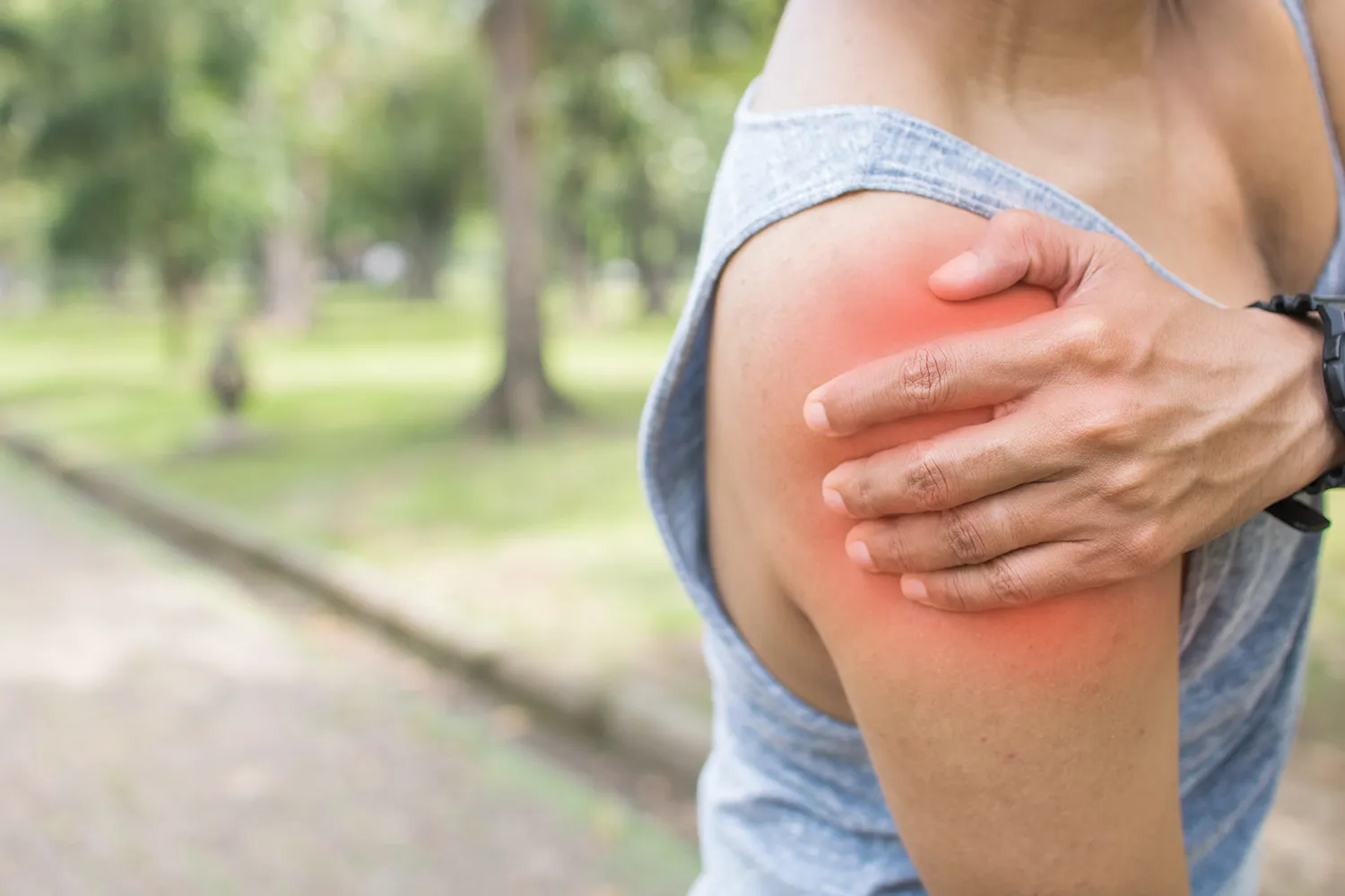 woman suddenly feel pain on her shoulder